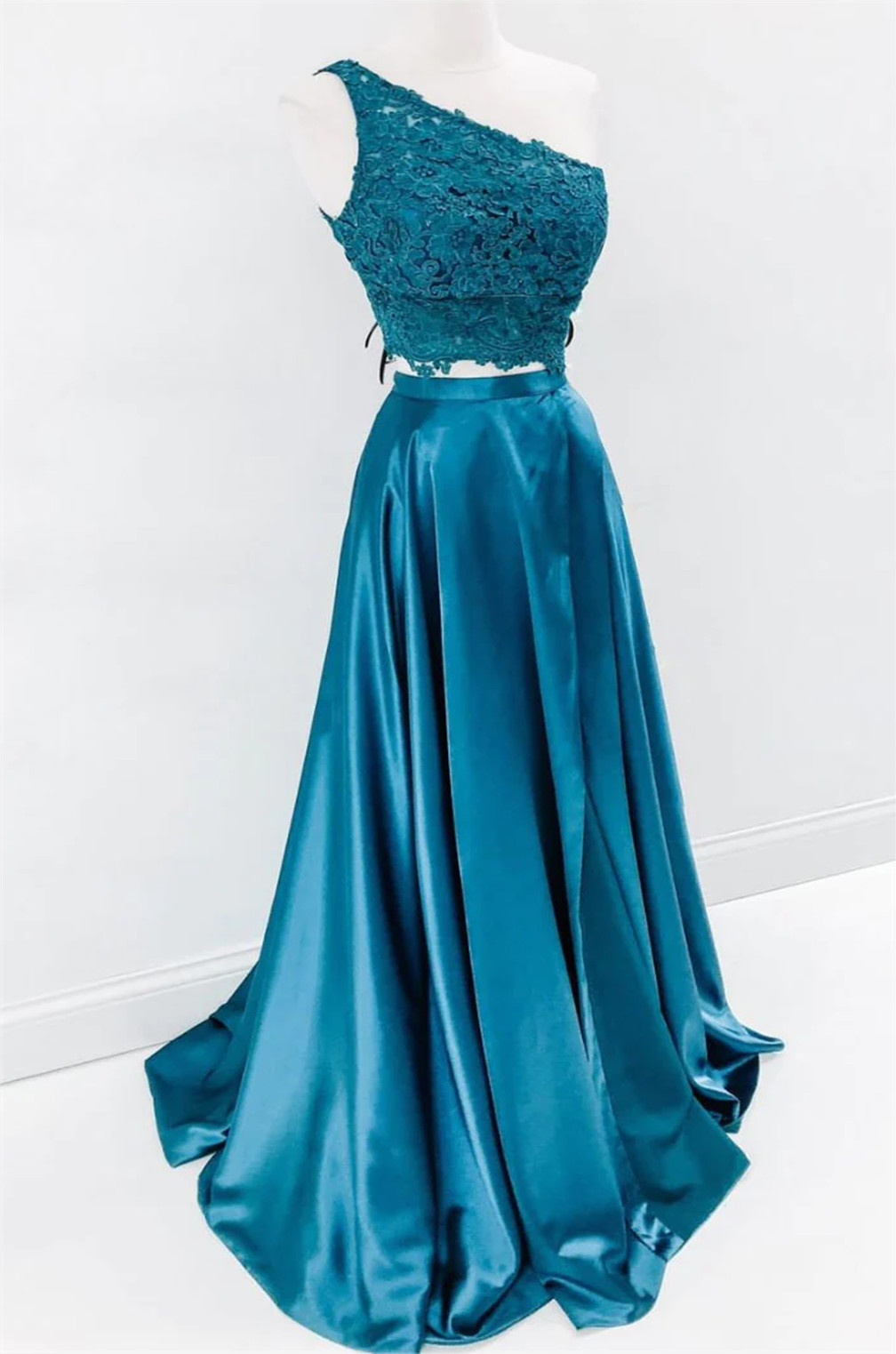 Women A-line Satin Lace Prom Dresses Long Appliques Evening Party Gowns Sleeveless Formal Dress Yp124